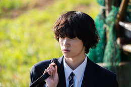窪塚愛流は「ほっとけない弟系愛嬌俳優」山元環監督が印象明かす「呪いのスマホ」独占カット解禁 画像