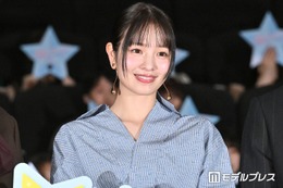 横田真悠、美ウエストちらりの白Tシャツ姿公開「お団子ヘア似合いすぎ」「大人っぽくてセクシー」と反響 画像