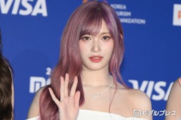 IVEイソ、白ワンピ姿で美脚スラリ「天使」「透明感レベチ」の声