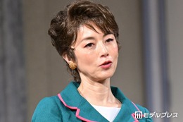 高岡早紀、透け感タイツで美脚輝く秋コーデ披露「大人の魅力爆発」「美しすぎる」 画像
