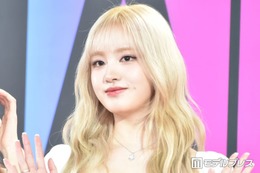 IVEリズ、圧巻美脚輝くミニスカ×透けタイツコーデに絶賛の声「レベチのスタイル」「デコ出し新鮮」 画像