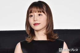 平野綾、誕生日に美デコルテ際立つ気品溢れるドレス姿披露「映画のワンシーンみたい」「大人の魅力が増してる」と絶賛の声