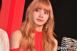 BLACKPINKリサ、へそ出し＆スラリ美脚のピンクミニスカコーデが話題「スタイルが次元違い」「バービー人形みたい」の声 画像