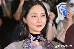 ファーストサマーウイカ、美脚輝くバブル衣装姿に反響「大人の色気がすごい」「似合いすぎてる」