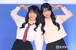 「今日好き」白石乙華＆秋元優奈、制服姿で仲良くランウェイ キュートな猫耳ポーズ披露【TGC北九州2026】 画像