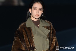 なごみ、オールバックヘアでオーラ全開 抜群スタイル際立つロングコート姿【TGC北九州2026】 画像