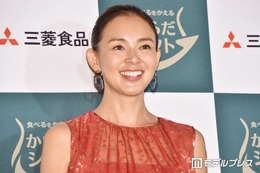 SHIHO、美背中際立つ夕日バックのヨガショット公開「スタイルが異次元」「神々しい」と絶賛の声