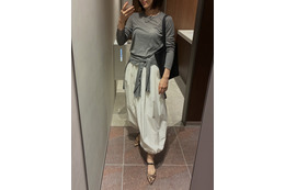 軽やかな【GU】シアートップスは今の季節にちょうどいい着心地。×ボリューム白パンツで魅せる美シルエットの着こなし【40代の毎日コーデ】