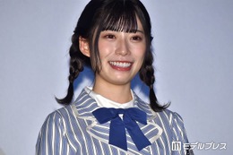 元日向坂46東村芽依、美脚際立つワンショル×ミニスカコーデに絶賛の声「透明感レベチ」「ちらっと見える肩のラインが綺麗すぎる」