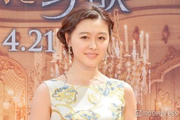 元モー娘。メンバー、美肩際立つオフショルコーデ公開「上目使いにドキドキする」「肩のライン理想的」と反響