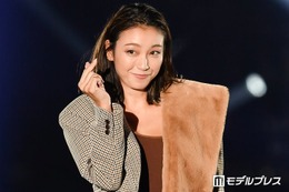2児の母・木下優樹菜、白ショーパン＆白スニーカーのホワイトコーデから美脚スラリ「完璧スタイル」「全身バランス神」