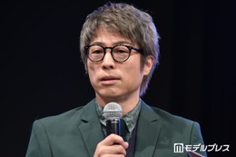 田村淳「パパによじ登ってくる次女」親子ショット公開「大好きが溢れてる」「べったりで可愛い」と反響