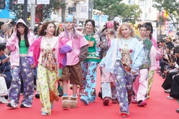 仲里依紗、37歳誕生日に夢が実現＆妹・れいなと渋谷で姉妹ランウェイ披露