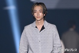 駒木根葵汰、パリは「地獄のような世界」現地で遭遇したデモの“恐怖”を伝える「顔を覆った群衆が劇場の周りを…」