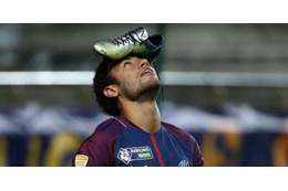 なぜネイマールは、スパイクを頭に乗せる「謎セレブレーション」をやったのか？ 画像