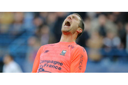 相手FWの「ロボットダンス」に怒ったGK、一発退場に 画像