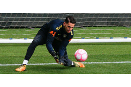 GKエデルソン、「キック」が巧すぎ！こんなスゴ技ができちゃう 画像