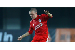 元リヴァプール選手、倒れた相手の顔面に「ボールをブチ当てる」 画像