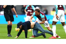 プレミアリーグで珍騒動…キャプテンが乱入ファンにキレて突き飛ばす！ 画像