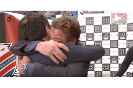 札幌のミシャ監督、社長との熱い抱擁がグッとくる！ほっぺに「チュー」まで 画像