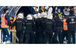 長友がプレーするトルコ…激熱ダービーで監督が頭部裂傷！試合打ち切り 画像