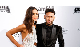 ネイマール、ついに松葉杖なしで歩く！「バイバイ、松葉杖」 画像