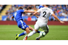 弾丸タックルで一発退場…ヴァーディ、負傷させた相手にわざわざ謝りに行く 画像