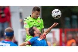 守護神が敵陣で舞う！GKなのに決めた「驚きの劇的ゴール」、もう見た？ 画像