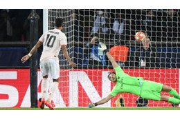 契約延長話の直後なのに…ブッフォン、ユナイテッド戦での「衝撃的ミス」を見る 画像