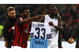 バカヨコに「このバナナはお前のだ」…ラツィオサポの映像が物議を醸す 画像