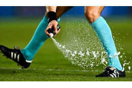 これは感動！引退する審判、ピッチ上に「ありがとう」とスプレー噴射 画像