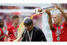 ロッベン、全速力で監督を襲う！話題の「ビールぶっかけ」 見た？ 画像