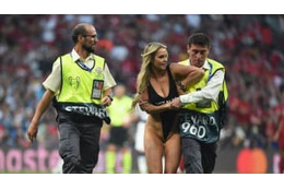 CL決勝に乱入の水着女性、UEFAから「すごい贈り物」を貰ってた！羨ましい 画像