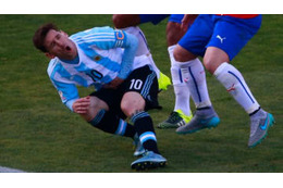 メッシvsメデルに遺恨あり！4年前にあった「腹キック」がこれ 画像