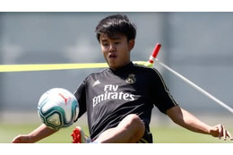 久保建英、筋トレは弱点！？レアル練習で思わず見せた「苦笑い」がこれ 画像