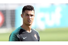 ロナウド、あのドレッドヘアの匂いを嗅ぐ！「くんくんシーン」がこれ 画像