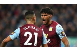 頭突きも飛ぶ！アストン・ヴィラ2選手の「仲間割れ」、何があった 画像