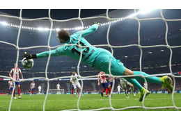 レアルを封じた“神の手”！オブラクの「基本セーブ」が異次元すぎる 画像