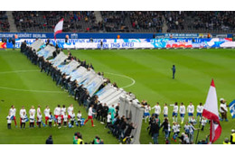 あれから30年…ブンデスリーガで再現された「ベルリンの壁崩壊」がこれ 画像