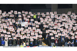 コソボサポがイングランド旗を掲げる「まるでホームな壮観場面」がこれ 画像