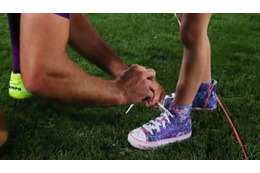 男の子とサッカー選手のキュートすぎる「靴ひも結び」がこれ 画像