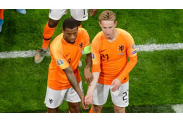 ワイナルダムとデヨングがやった「反人種差別セレブレーション」がこれ 画像