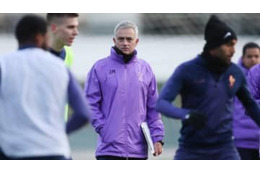 モウリーニョ新監督、ソン・フンミンとの「初対面ハグ」がこれ 画像