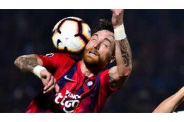 かつて乳首を噛まれた名DF、今度は「相手の頭をガブリと噛む」場面がこれ 画像