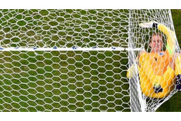 GKがゴールネットに突き刺さる！ELでの「衝撃シーン」がこれ 画像