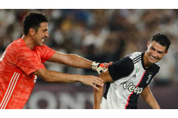 ロナウドら、地震で家族を亡くした少年との「素敵な対面」がこちら 画像