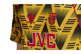 アーセナルとadidas、伝説の「腐ったバナナユニフォーム」の復刻版を発表！ 画像