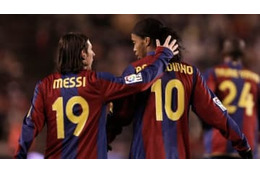 ロナウジーニョ「メッシが史上最高の選手とは言えない」 画像