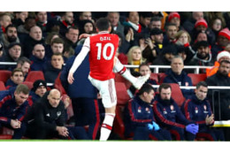 エジル、交代にキレる！？「問題の蹴りつけシーン」がこれ 画像