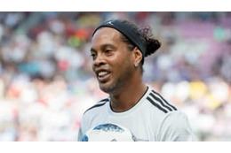 39歳ロナウジーニョ、7人を切り裂いた「神業ノールックパス」がこれ！ 画像